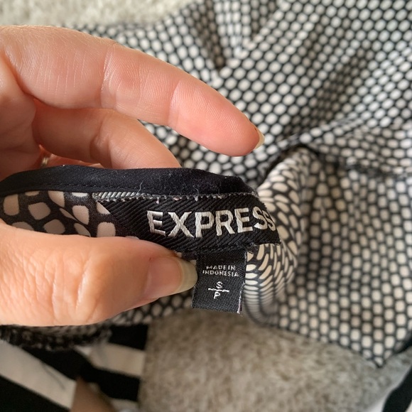 🎇🎆3for$9 Express short sleeve blouse- black and white patterned- size S- zipper - Picture 2 of 2